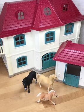 Schleich Horses Stable and House
